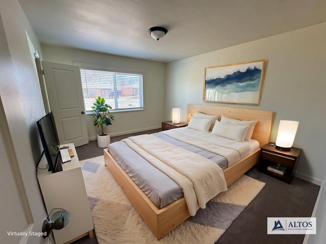 Building Photo - Spacious 4 bedroom 2 bath house with large backyard!