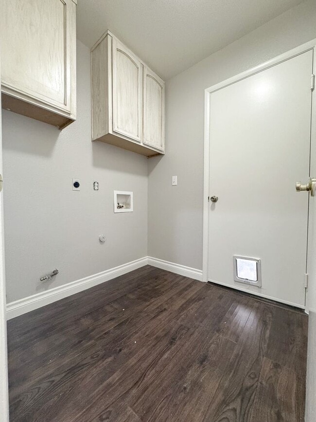 Building Photo - Step into this charming 3-bedroom, 2-bathroom residence in Henderson