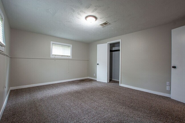 Building Photo - Adorable 3 Bedroom / 1 Bath Split Entry Home in Carter Lake with 2 Car Detach Garage!