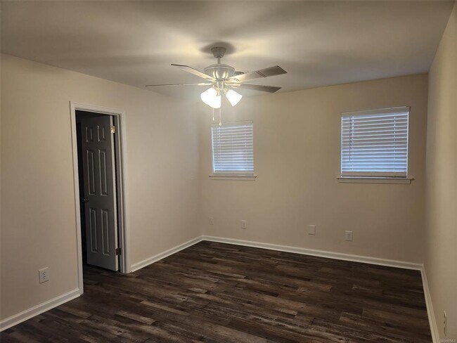 Building Photo - 122 Debra Dr