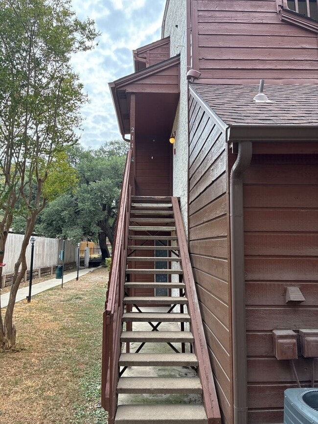 Building Photo - 1BR/1.5BA w/ Fireplace • Balcony • Pool Access in San Antonio