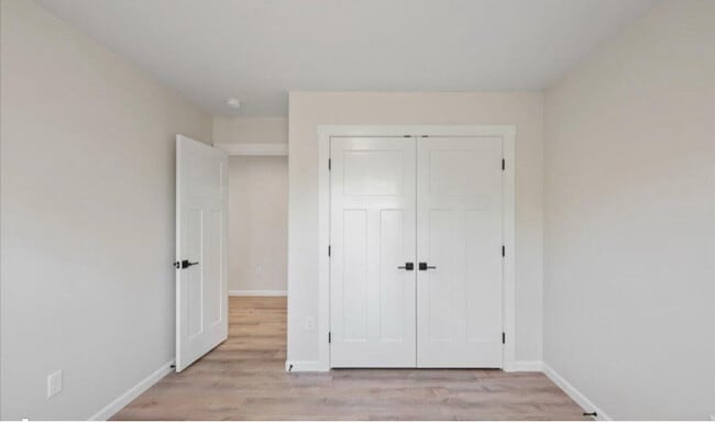 Building Photo - 323 Ashbrook Dr