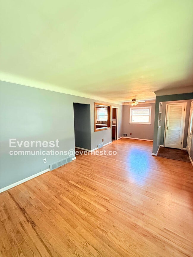 Building Photo - W/D Included! Single-Family Home w/ Centra...