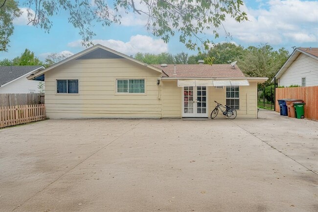 Building Photo - 9801 Oriole Dr