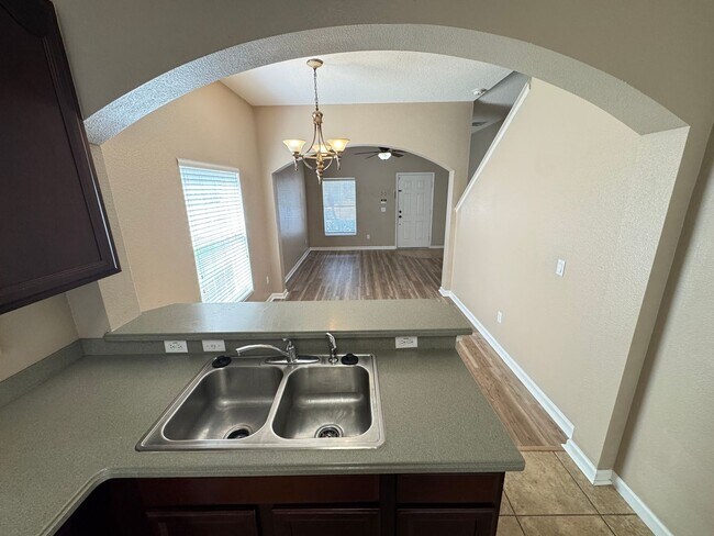 Building Photo - 5 Bedroom Townhome in Avalon Park! TESLA CHARGER INCLUDED!