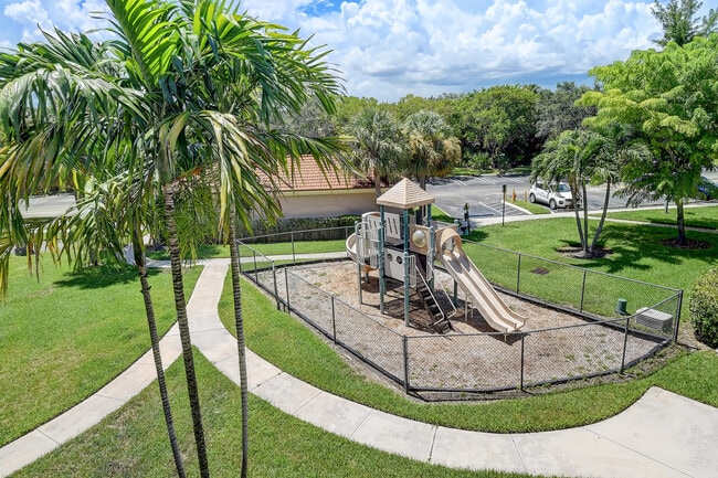 Building Photo - 1223 Villa Cir