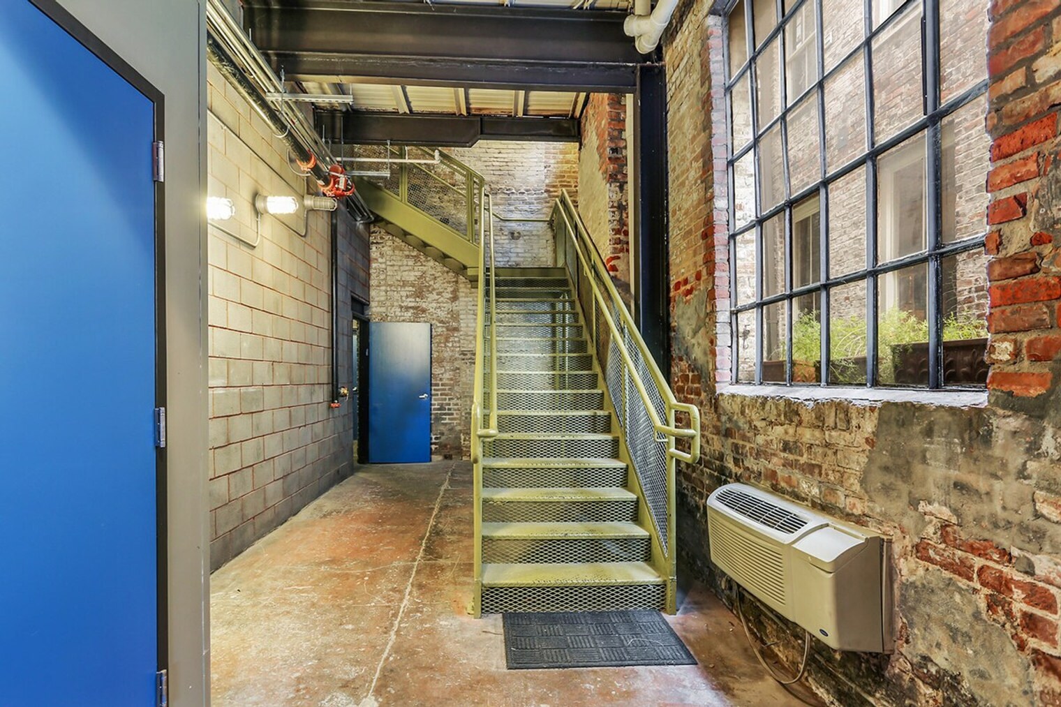 Building Photo - 527 St Joseph St