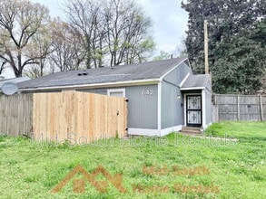 Building Photo - 642 Safari Dr