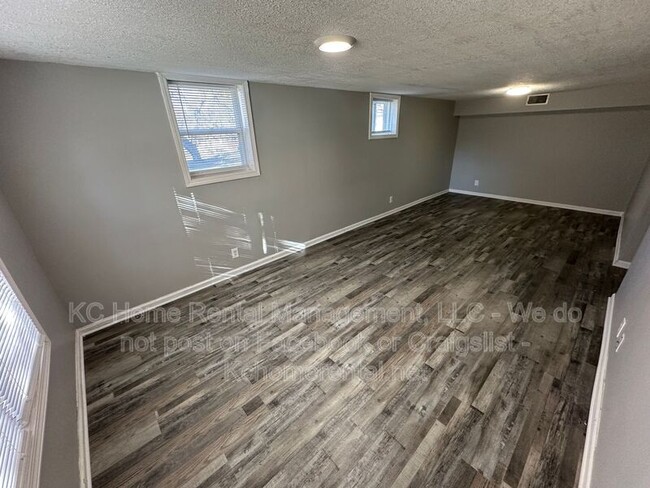 Building Photo - 10906 W 95th St