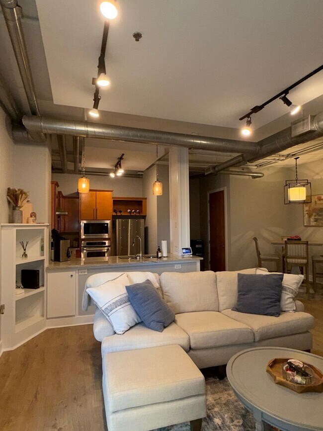 Building Photo - Two Bed/Two Bath Condo in Downtown