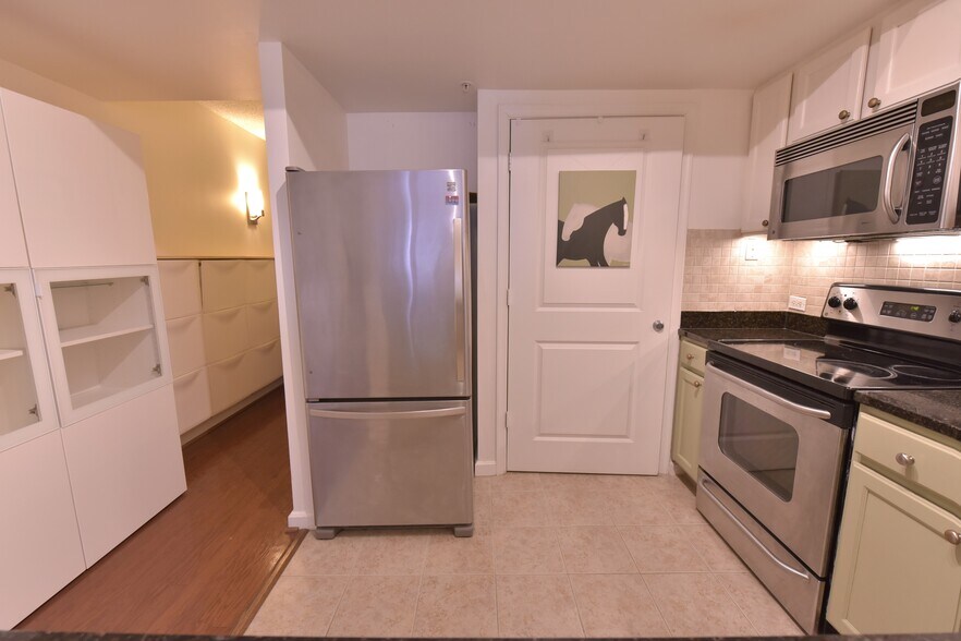 Building Photo - 880 N Pollard St