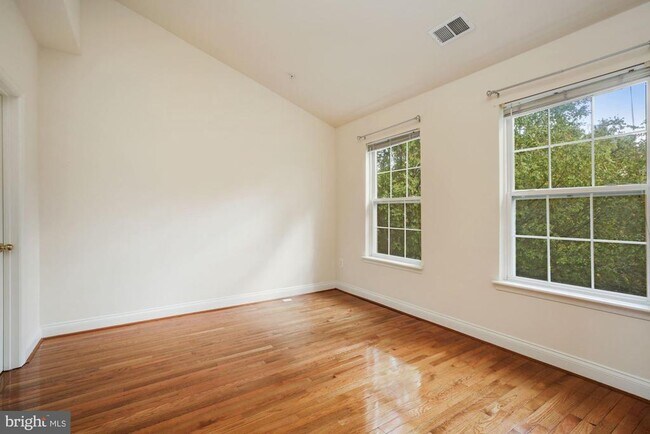 Building Photo - 207 Garden View Way