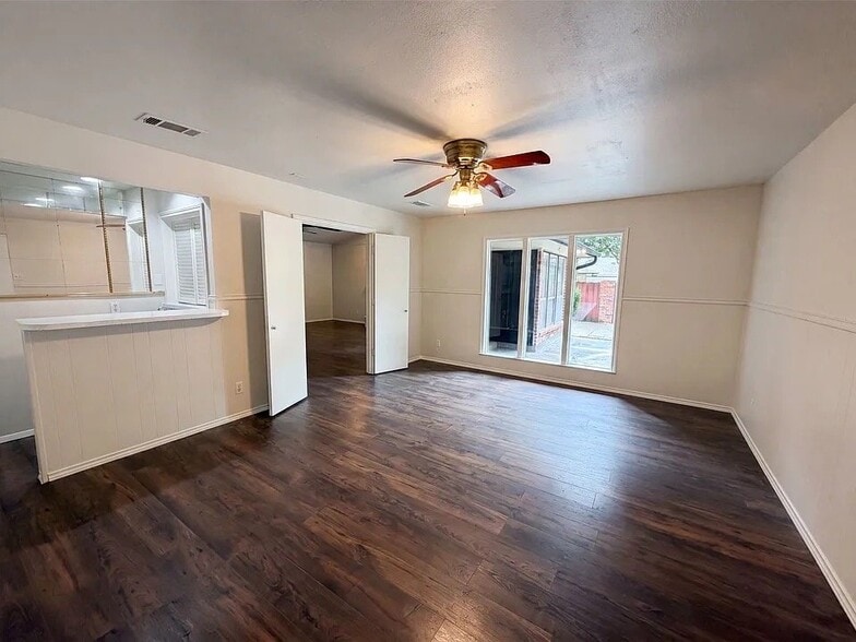Building Photo - 722 S Forest Ln
