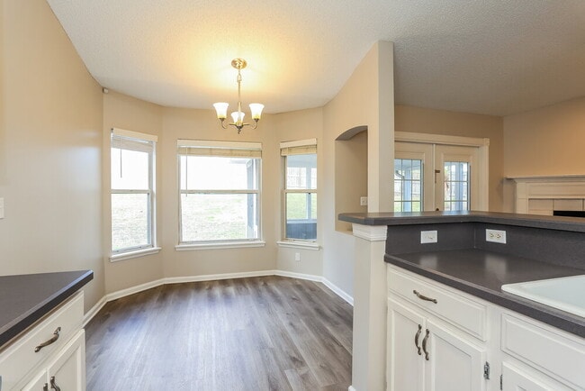 Building Photo - 1819 Burgess Hill Dr E