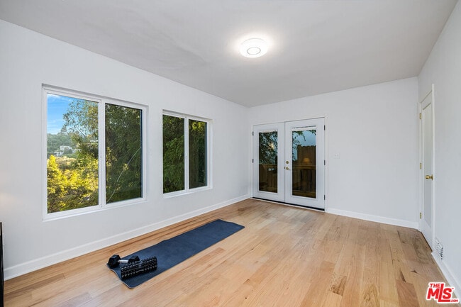 Building Photo - 3323 N Knoll Dr