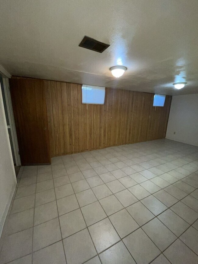 Building Photo - STUDENTS WELCOME! Campus West 5 Bed 2 Bath Ranch w/ Finished Basement