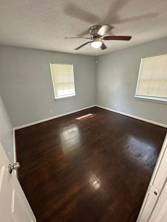 Building Photo - Renovated 3/1 Ready to Move In!