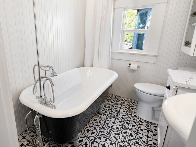 Building Photo - Gorgeous, updated 3-bdr Vernon bungalow w/...