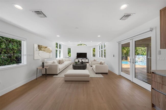 Building Photo - 5120 Carillo St