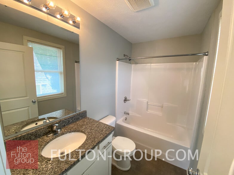 Building Photo - 336 Donald Plz SE