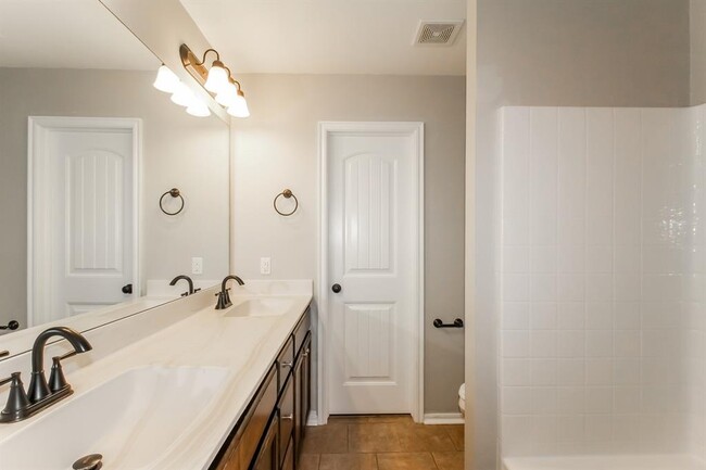 Building Photo - 613 Talon Dr