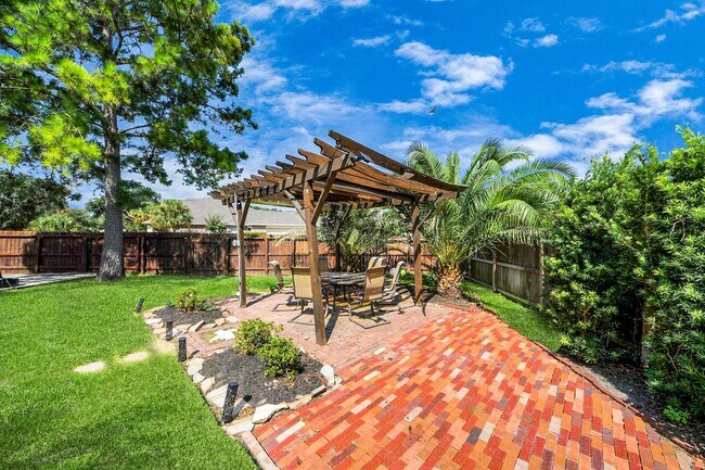 Building Photo - 17314 Pinecreek Hollow Ln
