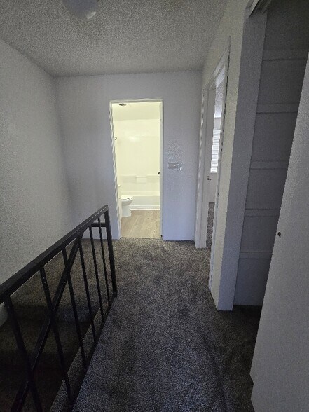 Building Photo - 1412 E 9th St