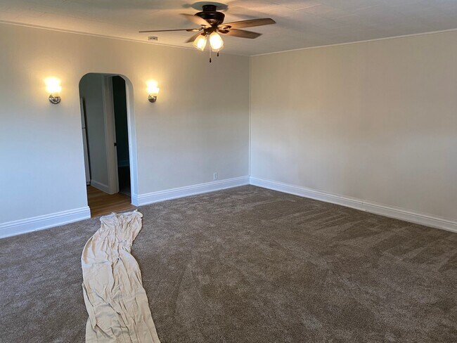 Building Photo - AVAILABLE SEPTEMBER - 1 BED 1 BATH