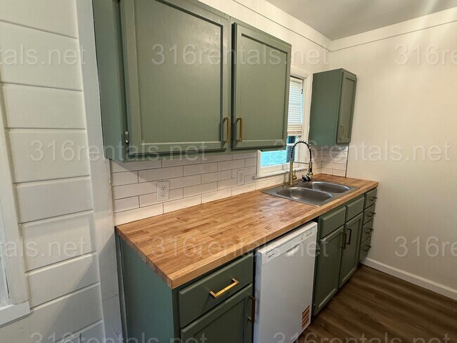 Building Photo - $950 - 3 bedroom / 1 bathroom - Single Fam...