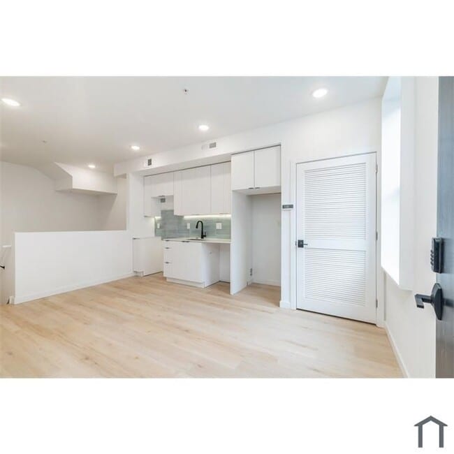 Building Photo - 2717 N Howard St