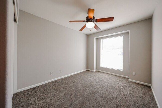 Building Photo - 3 Bed, 2 bath single level home in great C...