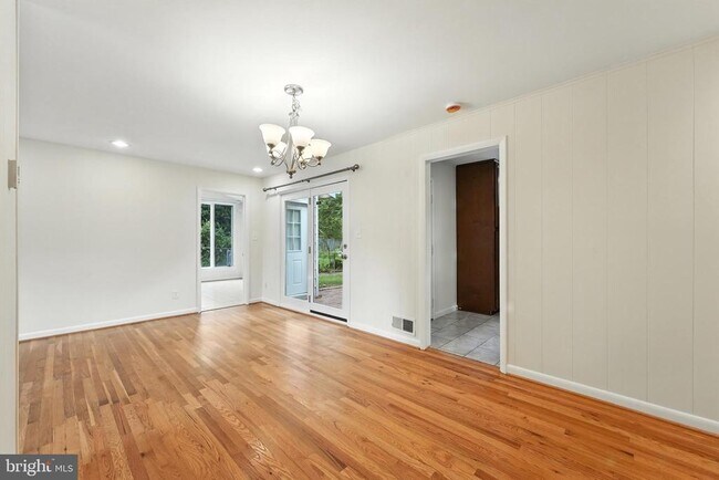 Building Photo - 5011 Roslyn Rd
