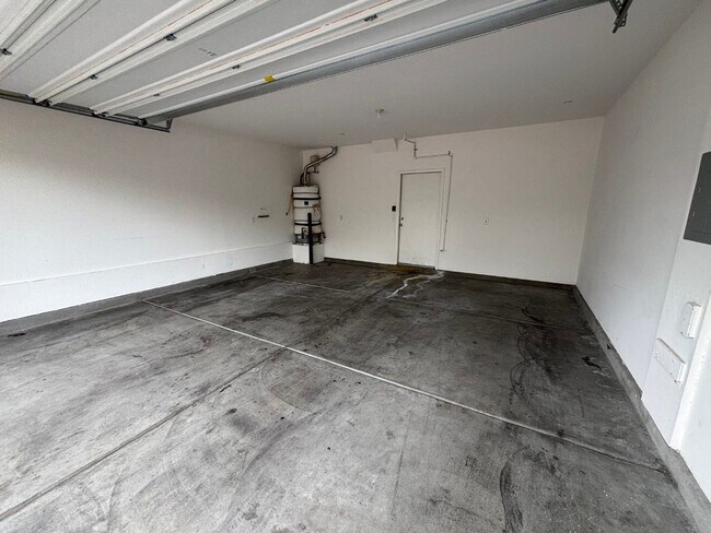 Building Photo - Beautiful Gated 3-Bed, 2.5-Bath Townhome i...