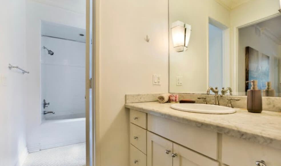 Building Photo - 423 N Palm Dr