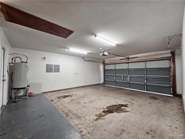 Building Photo - 2208 Robin Ave W