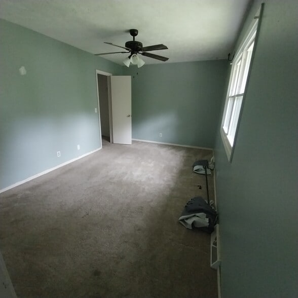 Master Bedroom w/ Closet & Small Bathroom 16x10 ft. - 208 Sandi Ct