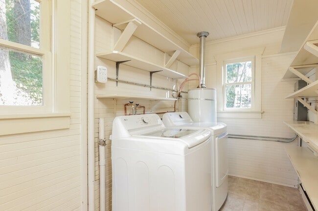 Building Photo - Charming 2 bed, 1 bath beautiful fir hardwood floors minutes to everything.