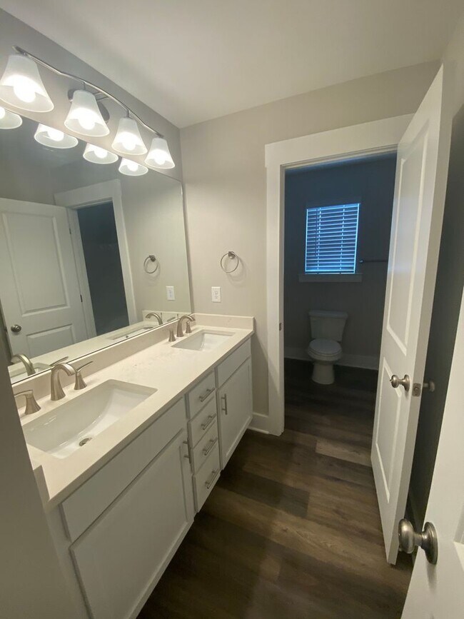 Building Photo - 5 Bed 3 Bath in Stone Mountain!