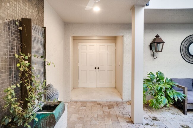 Building Photo - Exquisite 3 bedroom 2.5 bath two-story Executive Condo in Winter Park with 2-Car Garage