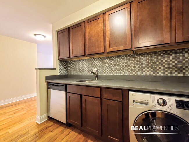 Building Photo - 555 W Arlington Pl