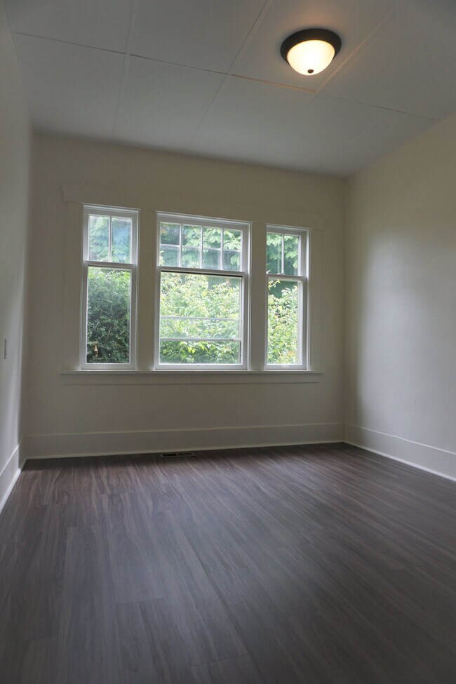 Building Photo - Centrally Located 3-bedroom, 1-bathroom in the Columbia Neighborhood.