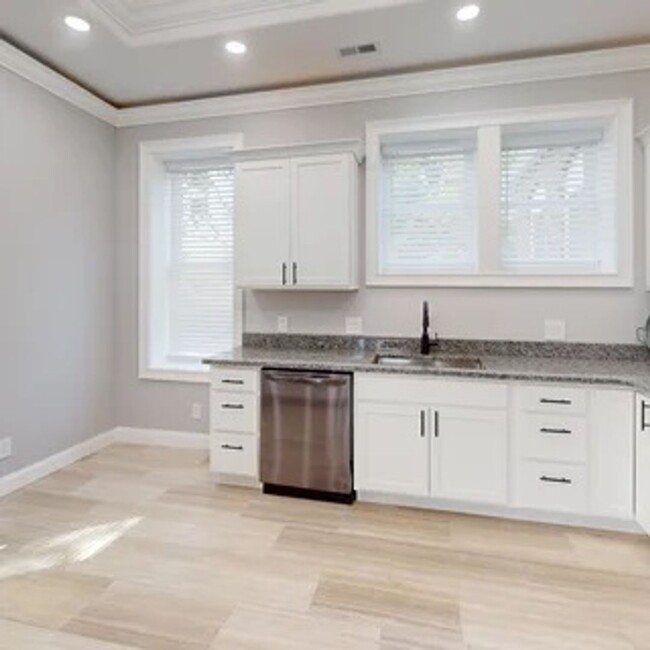 Building Photo - 8BR/6BA Near UTK | $1,290/Bedroom plus $30...
