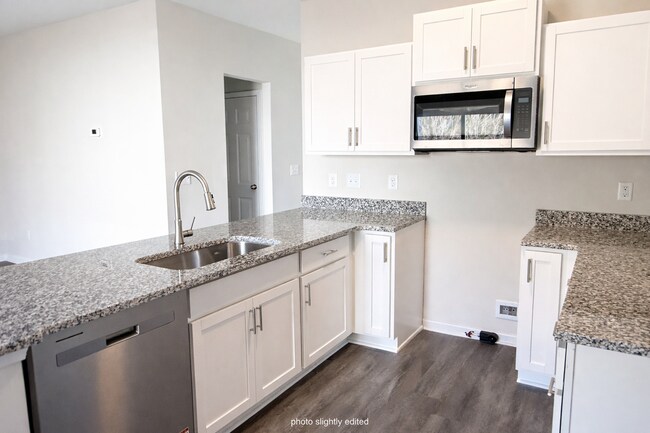 Building Photo - Three bedroom, 2.5 bath townhome in Whitsett