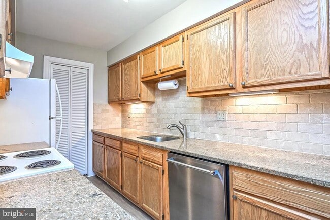 Building Photo - 5907 Noblestown Rd