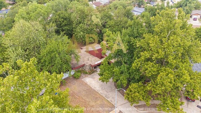 Building Photo - Unique 3 bed/2 bath Property with HUGE Bon...