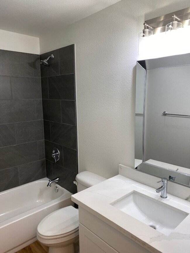 Building Photo - Updated 2bed/1bath Apartment in Redmond!