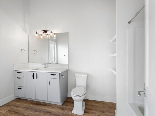 Building Photo - 4 bed/3.5 Bath Townhouse in Richmond Neighborhood, SE Portland