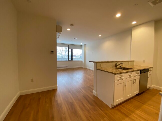 Building Photo - 875 Elm St