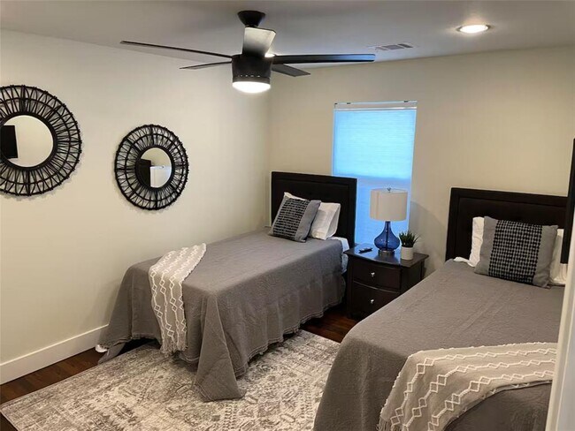 Building Photo - 1406 Brentwood St