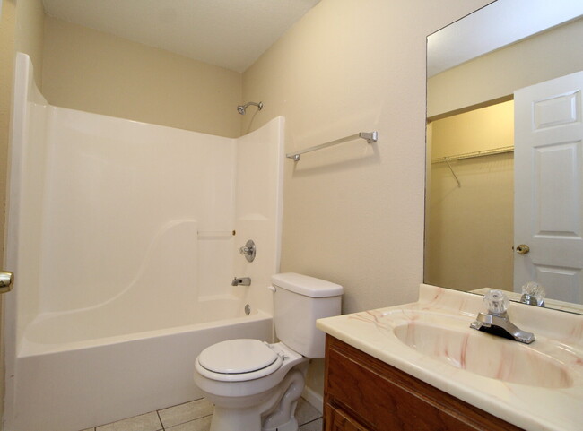 Building Photo - Updated 2BR/2BA in West Pensacola – New Ca...